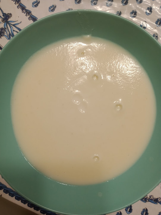 image d'une assiette de velouté blanc